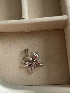 10k gold and diamond butterfly pendant🩷